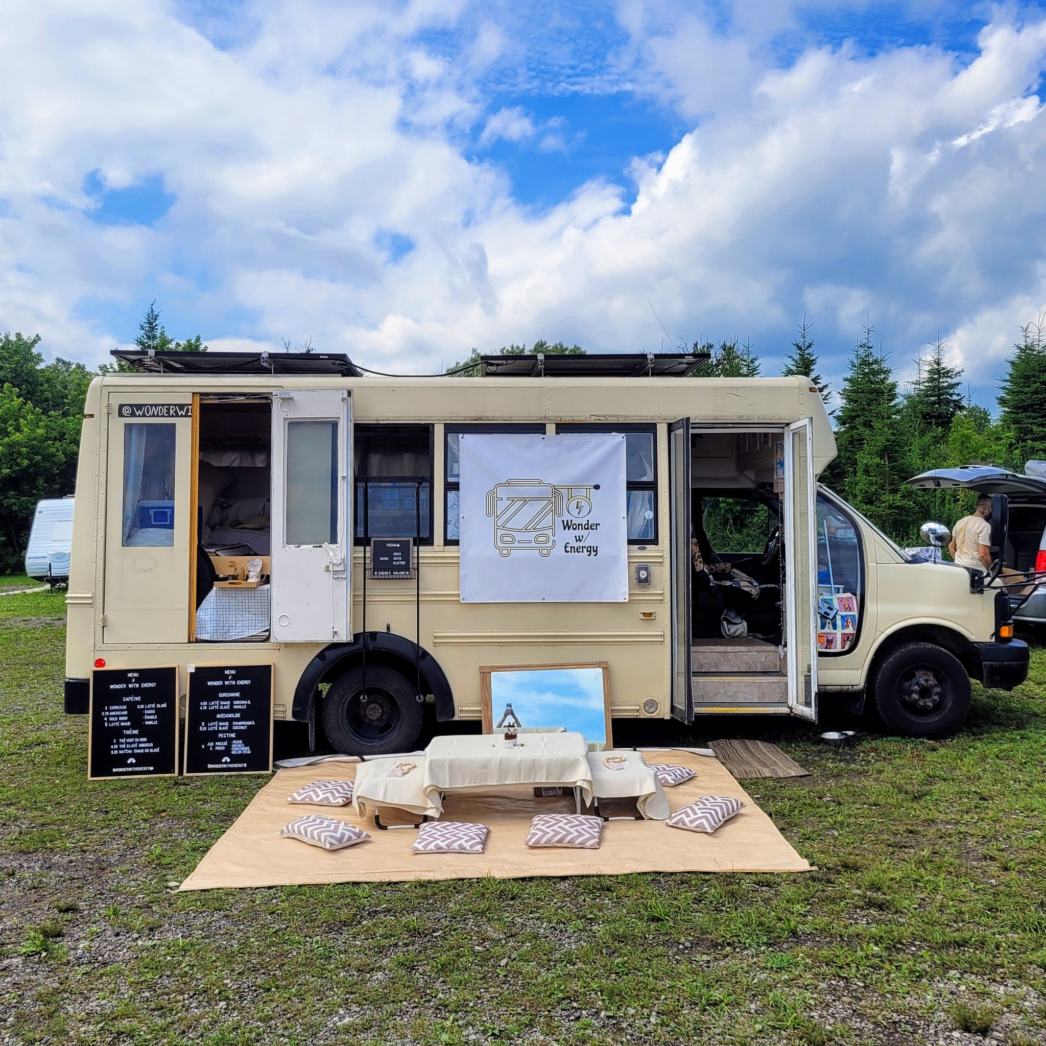 Illustration for booking the Wonder w/ Energy bus